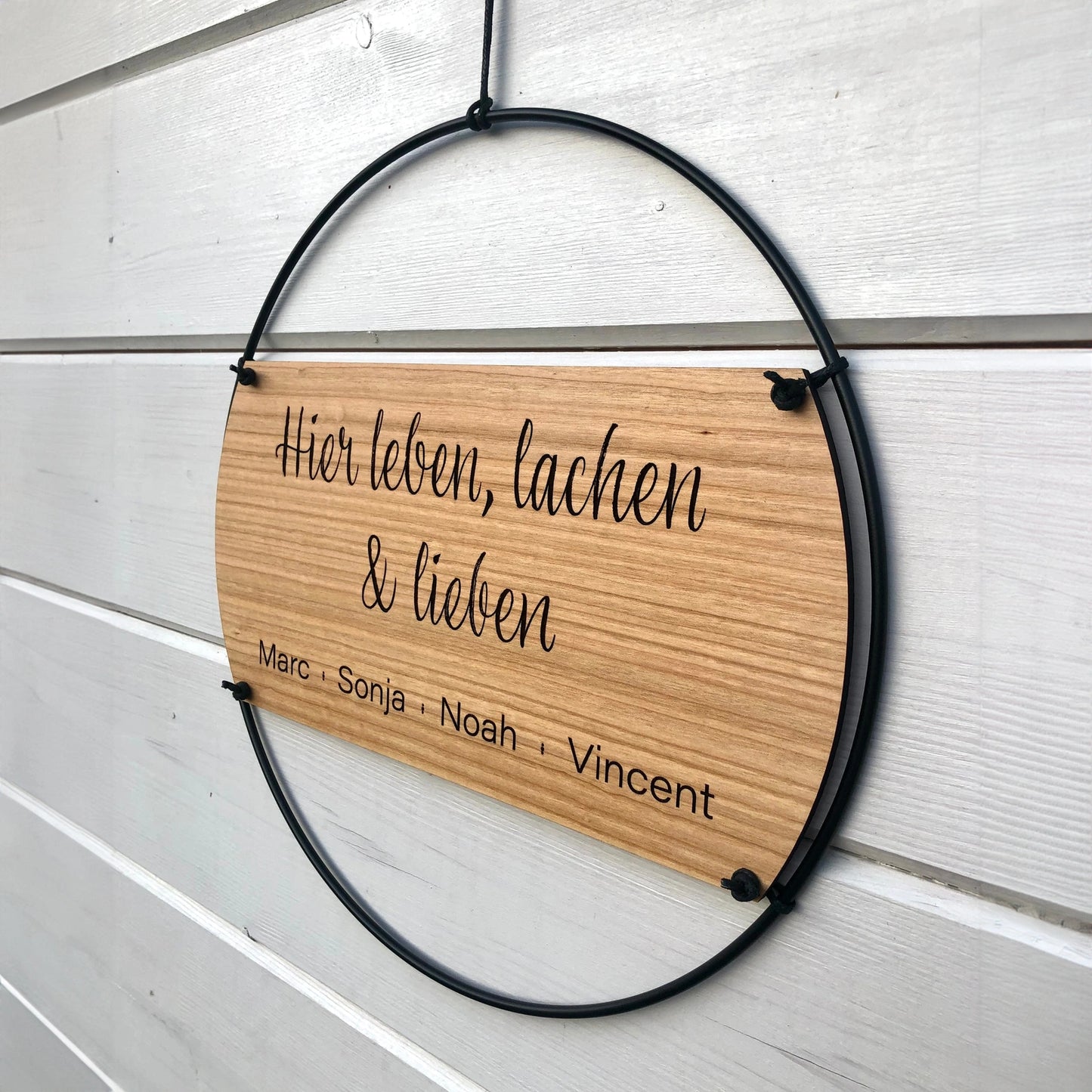 Hier leben, lachen & lieben personalisiertes Schild  | Familienschild | Wandkranz