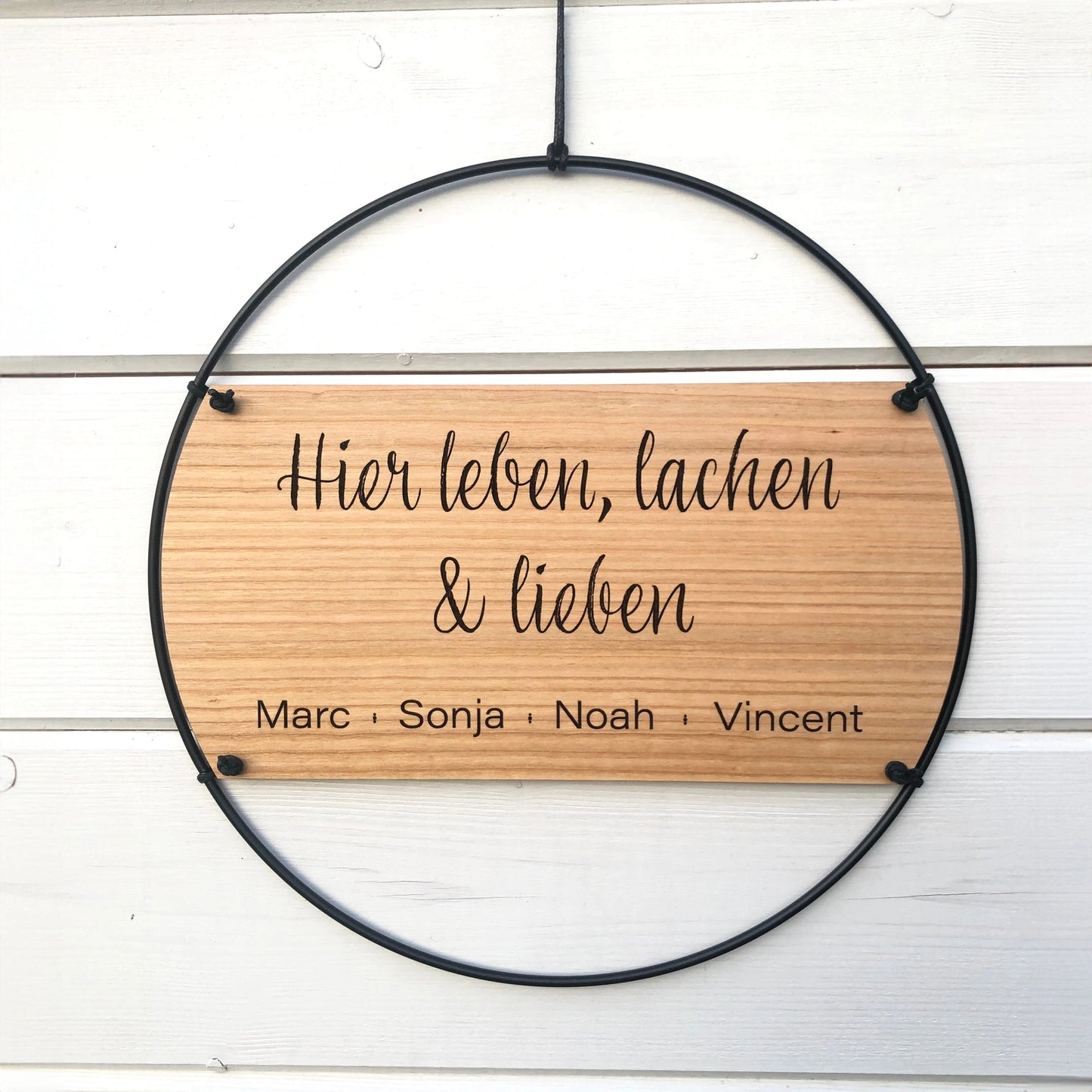 Hier leben, lachen & lieben personalisiertes Schild  | Familienschild | Wandkranz